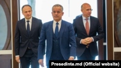 Liderii PD Vladimir Plahotniuc, Andrian Candu și Pavel Filip, la consultările de la Președinție pentru formarea unei majorități parlamentare, 2 aprilie 2019