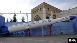Pamje e raketës Simoregh që është testuar në Iran