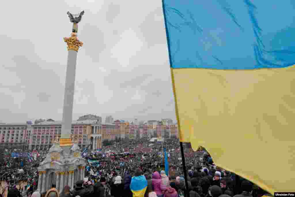 Kjo dhunë nga ana e policisë, nxiti protesta ditën e nesërme në Kiev. Më 1 dhjetor, protestuesit u kthyen në shesh dhe u përleshën me autoritetet e rendit.