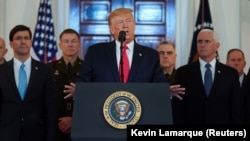 Presidenti amerikan, Donald Trump me stafin e tij, në fjalimin drejtuar kombit.