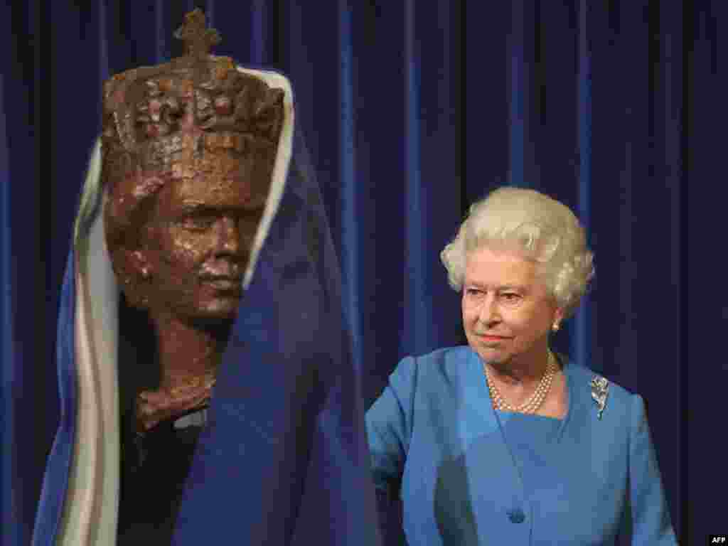 Kraljica Elizabeta II otkriva bistu portreta vajara Oskara Nemona u Domu lordova u Londonu u oktobru 2009. &nbsp;