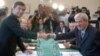 Глава французского МИД Дуст-Блази (слева) пытается найти решение конфликта на месте. На переговорах в Бейруте в пятницу