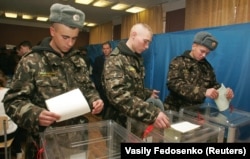 Ushtarët e regjimentit presidencial të Ukrainës duke votuar në një qendër votimi në Kiev, më 31 tetor 2004.