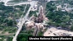 Pogled na eksploziju nakon zajedničke operacije pripadnika Nacionalne garde Ukrajine, Snaga za specijalne operacije i Službe državne bezbjednosti da dignu u zrak most koji povezuje Sijerodonjeck i Lisičansk sa Rubižnom. Luganska oblast, maj 2022