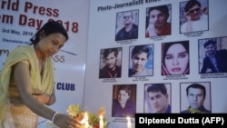 O jurnalistă din India aprinde lumînări pentru jurnaliștii uciși în atentatul sinicigaș din aprilie. Între ei se aflau doi reporteri care lucrau pentru serviciul afgan al EUropei Libere și o instructoare de presă.