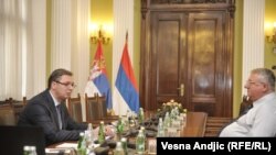 Aleksandar Vuçiq në kohën kur ishte kryeministër i Serbisë me të dënuarin për krime lufte, Vojislav Sheshel, gjatë konsultimeve për qeverinë e re, në vitin 2016.