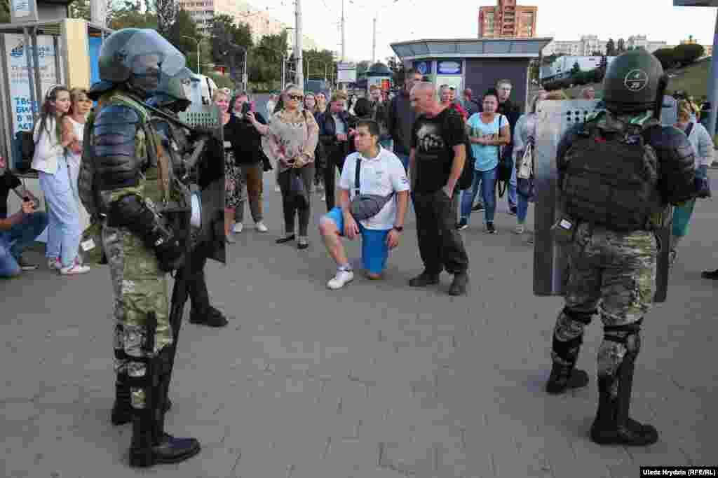 Snage sigurnosti u opremi za nerede stoje u blizini mjesta gdje je u Minsku umro jedan demonstrant.
