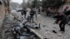 Gazetarët në Afganistan xhirojnë vendin ku ndodhi një sulm me bombë në Kabul më 20 shkurt 2021. 