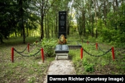 Беларус. Надписът върху паметника от черен гранит гласи "1941-1945. Признателната родина винаги ще се гордее с героичните дела на смелите си синове и дъщери."