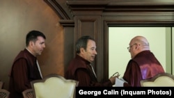 Valer Dorneanu, fost președinte CCR, Cristian Deliorga și Gheorghe Stan, membri CCR. Fost procuror, Cristian Deliorga cumulează pensia specială cu salariul de magistrat constituționalist.
