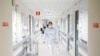 Një punonjëse shëndetësore në një spital të Francës.