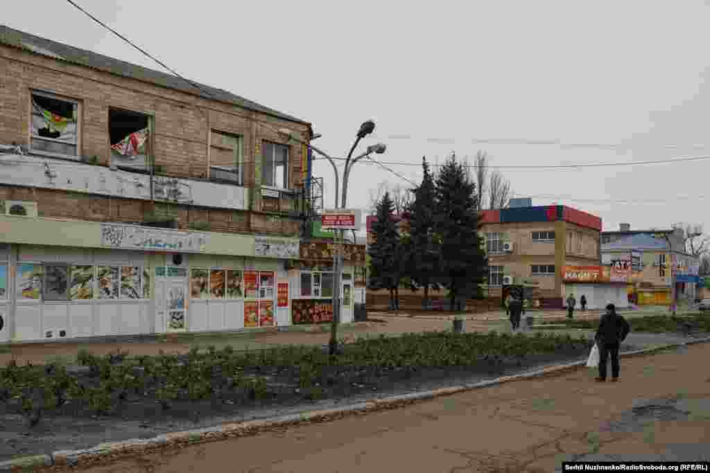 Qyteti dalëngadalë ngjallet ndërsa ne vazhdojmë të ecim, njerëzit shfaqen duke bartur ujë dhe ushqim. Aty pranë funksionon një treg i improvizuar. Ndihet pothuajse si çdo mëngjes normal dimri në një qytet lindor provincial, vetëm jehu i shpërthimeve pranë të rikujton gjendjen e luftës në Pokrovsk.
