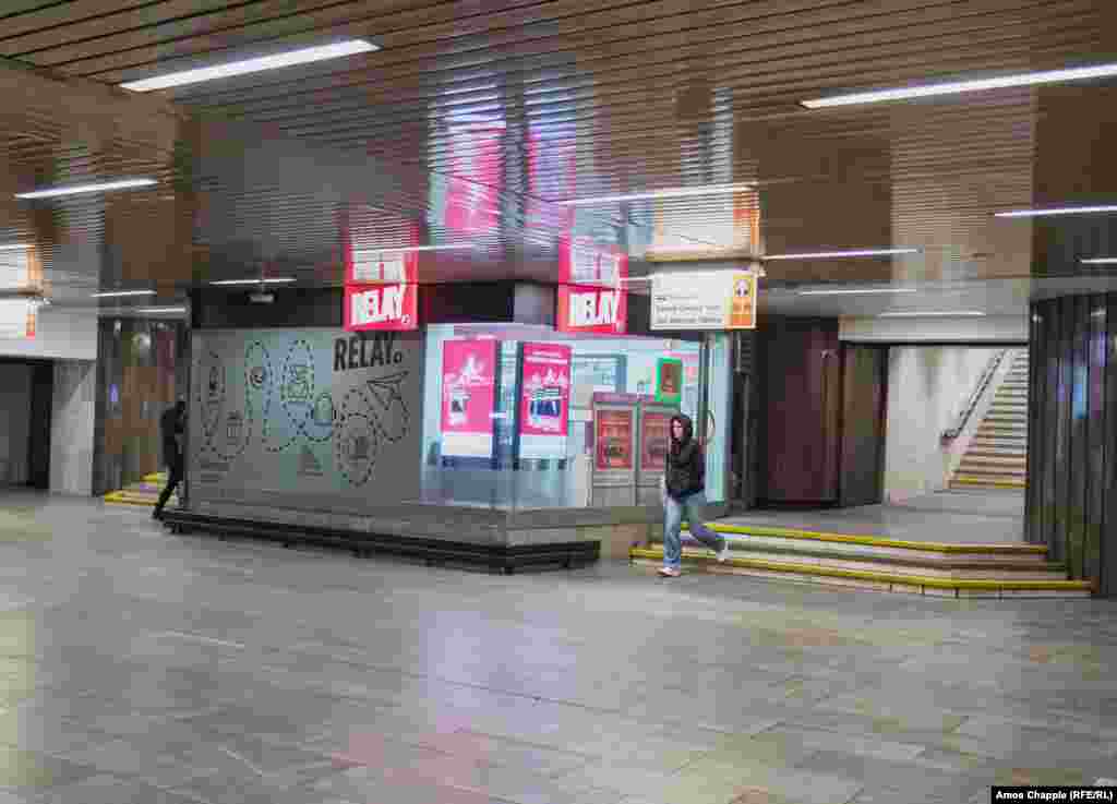 Një pllakë për Vladimir Leninin brenda një stacioni të metrosë që quhej Leninova. Fotografia u shkrep në vitin 1978. Shkrimi pranë pllakës është nga një poezi propagandistike: &ldquo;Askush nuk është më i gjallë se Lenini në këtë botë. Fuqia jonë, mençuria jonë janë armët më të sigurta&rdquo;. Kjo pllakë thuhet se fshihet ende mes rrjetave dhe kabllove në stacionin që tani quhet Dejvicka. &nbsp; &nbsp; 