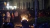Unii dintre cei în jur de 1.500 de manifestanți care au protestat față de invalidarea candidaturii lui Călin Georgescu au aruncat cu bucăți din pavaj și alte obiecte contondente și au incendiat aranjamentele florale din fața unei clădiri din centrul Bucureștiului. 