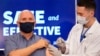 Vicepreședintele american Mike Pence a fost vaccinat contra COVID-19 în direct la televiziune