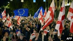 Qytetarët gjeorgjianë gjatë një proteste proevropiane në Tbilisi më 20 tetor 2024.