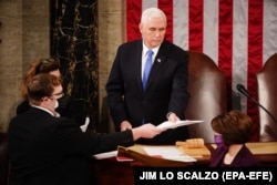 Vicepreședintele american MIke Pence conduce, din partea Senatului, lucrările în plen ale Congresului la care sunt validate rezultatele alegerilor prezidențiale din noiembrie, Washington, 6 ianuarie 2021.