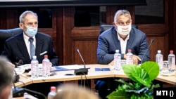 A járványügyi védekezés legfőbb felelősei: Orbán Viktor és Pintér Sándor belügyminiszter az Operatív Törzs ülésén