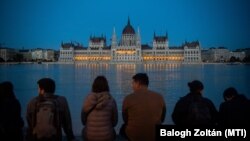 A megáradt Duna Budapesten, a Batthyány térnél 2024. szeptember 19-én. Szemben az Országház épülete