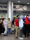 Мигранты из Кыргызстана в аэропорту в России