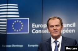 Cu zece ani în urmă, Tusk se afla la președinția Consiliului European.