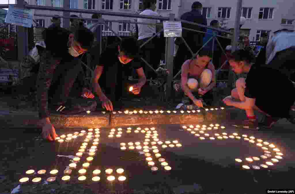 Lumânări aprinse care formează numărul școlii - 175 - din Kazan, unde a avut loc atacul pe 11 mai.