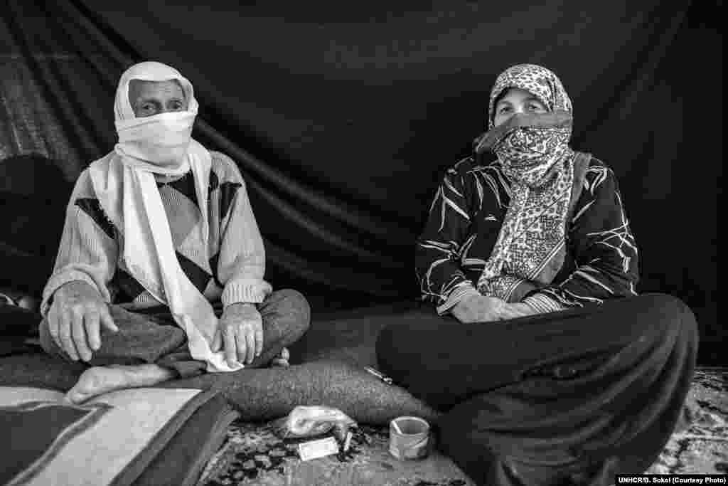 Ajman (82) sa suprugom Jasmine (67) utočište je našao u izbjegličkom kampu u Turskoj. Pobjegli su iz Alepa, nakon što su svjedočili brutalnom ubojstvu sina i susjeda. U suzama Ajman kaže: "Nevjerojatno je da bilo koje ljudsko biće može učiniti tako nešto. Njemu je njegova supruga ono najvažnije što je ¨ponio¨od kuće. "Ona je najbolja žena koju sam sreo u životu. Čak i ako bih bio mlađi za 55 godina, ja bih nju opet izabrao.¨ 