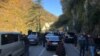 Сите три пристапни моста до главниот град на Абхазија, Сухуми, и автопатот блокирани од демонстрантите кои бараа ослободување на приведени активисти