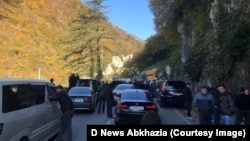 Сите три пристапни моста до главниот град на Абхазија, Сухуми, и автопатот блокирани од демонстрантите кои бараа ослободување на приведени активисти