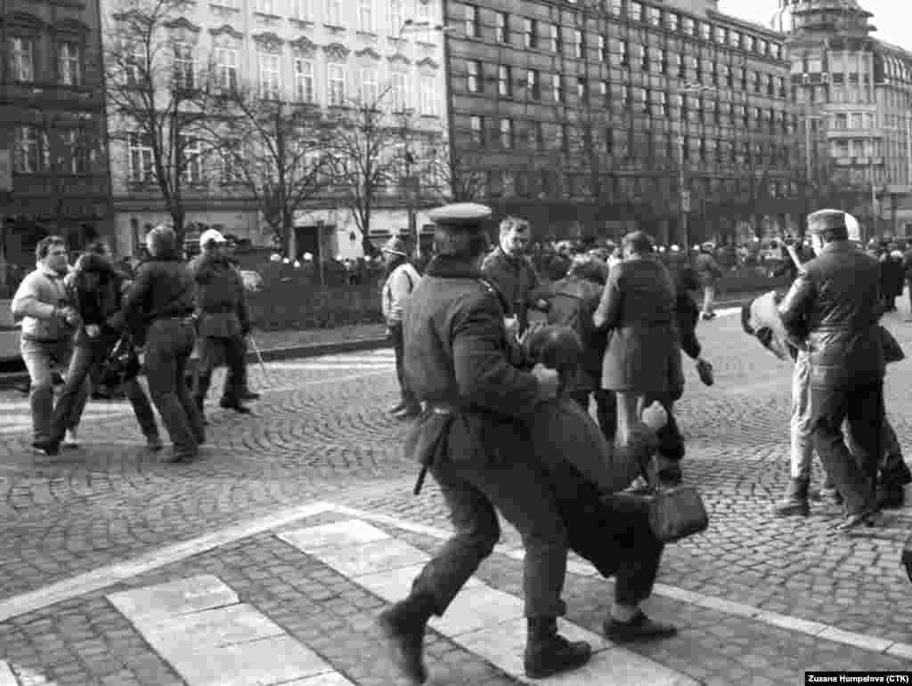 През януари 1989 г. някои хора вече събират кураж да протестират. Тази снимка показва как полицаи задържат демонстранти, които отбелязват 20 години от самозапалването на студента Ян Палах - акт на протест срещу нахлуването на войските на Варшавския договор през 1968 г.