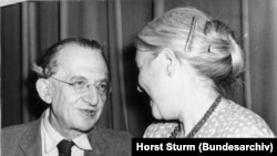 Georg Lukács (stânga) cu Anna Seghers, 3 iulie 1952