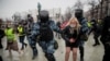 Руската полиција приведува учесник на протестите за ослободување на опозиционерот Алексеј Навалани. 