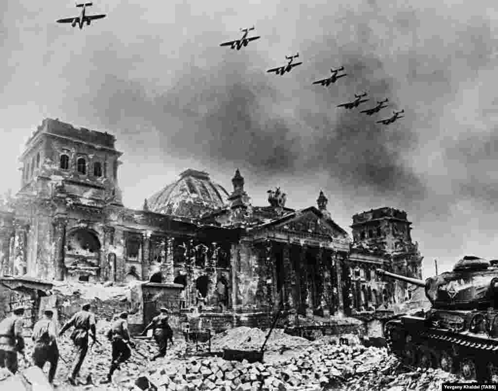 Clădirea Reichstag-ului fotografiată în 1945. Unele din fotografiile lui Khaldei au fost editate masiv și multe din ele chiar regizate din rațiuni propagandistice. Dar, între montaje și propagandă, arhiva Khaldei e plină de exemple excepționale de fotojurnalism.