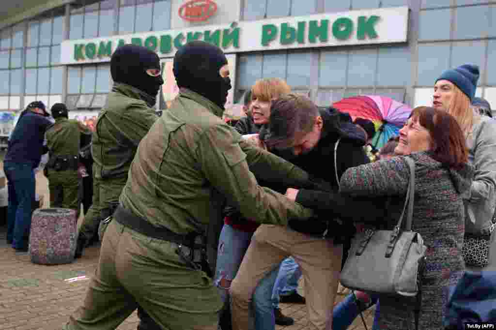 Agenți mascați au dispersat mitingurile de protest organizate la Minsk pe 8 septembrie. Acestea fuseseră organizate pentru a o susține pe Maria Kolesnikova, reprezentantă a opoziției răpită de autoritățile care au încercat s-o expulzeze din Belarus.