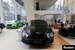 Mașini Bentley de vânzare într-un showroom din Moscova, în 2016