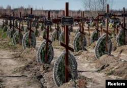 Az ukrajnai Bucsa megszállása alatt orosz katonák által megölt ismeretlenek sírjai a város temetőjében március 30-án