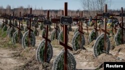 Varret e viktimave të paidentifikuara në Buça të Ukrainës. Fotografi nga arkivi. 