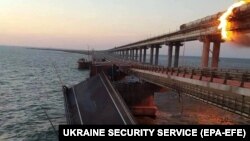 Оштетен дел од патот на Кримскиот мост.