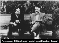Saharov (stânga) în timpul unei discuții cu unul din colegii săi, Igor Kurceatov, anul 1958. Ambii au lucrat la crearea bombei sovietice cu hidrogen, fiind considerați principalii autori ai acestui proiect. Ulterior, Kurceatov a pledat și el pentru utilizarea tehnologiei nucleare în scopuri pașnice.