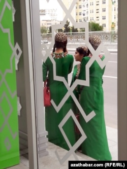 Takozvani testovi nevinosti nisu bez presedana u Turkmenistanu, gdje autoritarna vlada vrši opsežnu kontrolu nad životima ljudi.