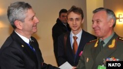 Глава Военного комитета НАТО Джампаоло Ди Паола и начальник Генерального штаба российских Вооруженных сил Николай Макаров в Брюсселе (26 января 2010 года)