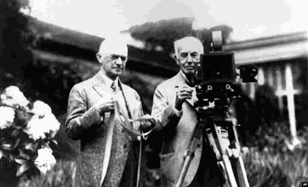 Decembrie 1919. George Eastman (stânga), fondatorul Eastman Kodak, şi Thomas Edison pozează cu invenţiile lor. Edison a inventat echipamentul pentru capturarea cadrelor în mişcare, iar Eastman - filmul de fotografiat şi camera-boxă. Împreună acestea formau o cameră de filmat