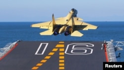 Борбен авион базиран на носач Ј-15 полета од Лиаонинг, првиот кинески носач на авиони
