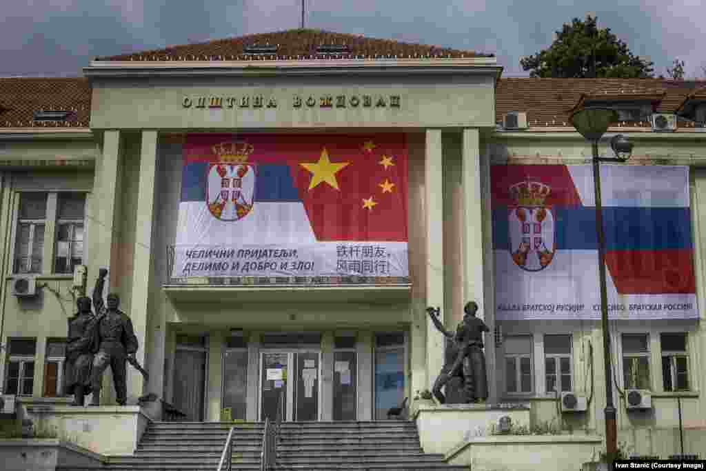 Транспарент што ги поврзува српското, кинеското и руското знаме, на една општинска зграда во јужен Белград на 13 април. На транспарентот пишува: &bdquo;Железни пријатели, делиме добро и зло!&ldquo; Десно од тоа пишува: &bdquo;И благодариме на братска Русија! &ldquo; &nbsp; &nbsp; &nbsp; &nbsp;