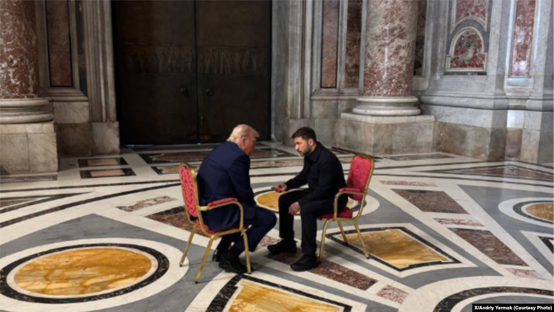 Predsjednik SAD Donald Trump i predsjednik Ukrajine sastali su se u Vatikanu na sahrani pape Franje, 26. april 2025. 