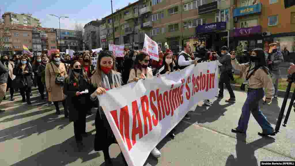 Në Ditën Ndërkombëtare të Gruas në Prishtinë u mbajt marshi tradicional "Marshojmë, s'festojmë". 