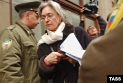 Anna Politkovszkaja újságíró és jogvédő az orosz elnöki hivatal előtti Ostrom 2: Üres tér nevű tiltakozáson 2004 decemberében. Politkovszkaját 2006. október 7-én a otthona előtt agyonlőtték