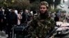 Боец от фактическата власт в Сирия Хаят Тахрир аш-Шам (ХТШ) е сниман в столицата Дамаск. 
