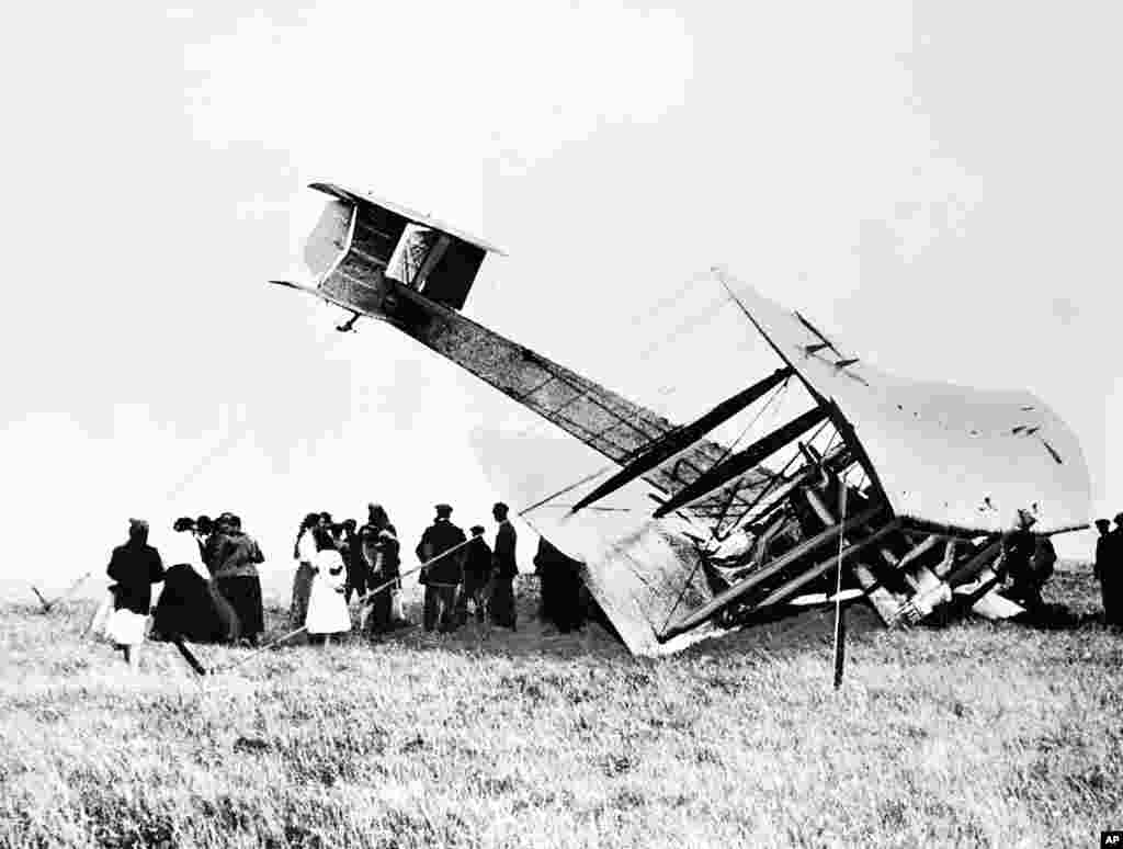 15 iunie 1919. Aeronava Vickers Vimy, condusă de piloţii John Alcock şi Arthur Whitten Brown, aterizează într-o mlaştină de lângă Clifden, Irlanda, fiind primul zbor transatlantic fără oprire