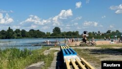 Az orosz támadásokkal mit sem törődve hűtik magukat a strandon a város lakói 2024. június 28-án